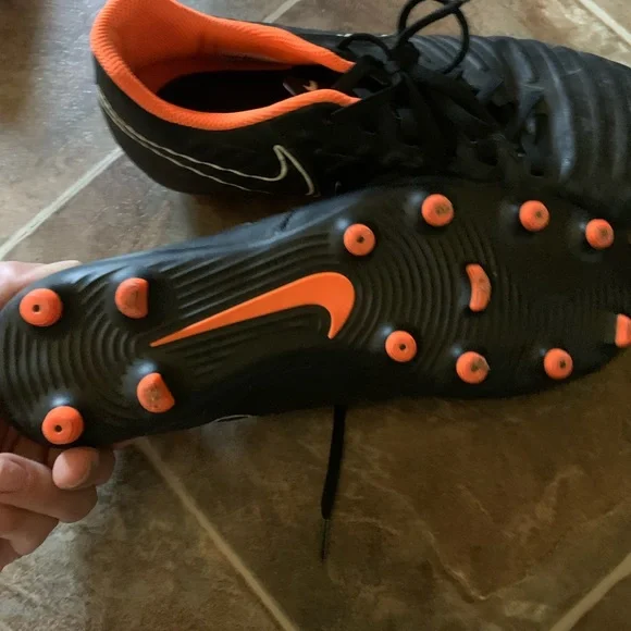 Size 9.5 Nike soccer cleats - Picture 3 of 4